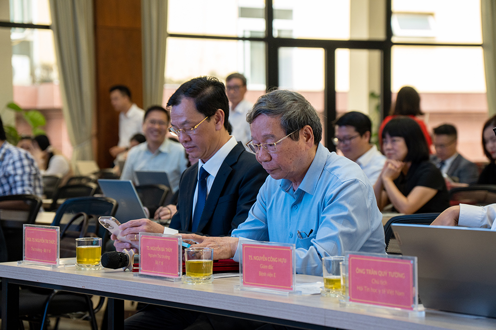 Thứ trưởng Bộ Y tế Nguyễn Tri Thức và Tiến sĩ Nguyễn Bá Thủy, Nguyên Thứ trưởng Bộ Y tế, Phó Chủ tịch Hiệp hội Thực phẩm chức năng Việt Nam tại hội thảo