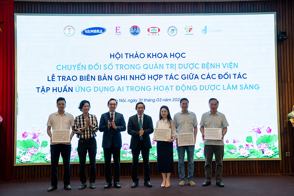 Tạp chí Sức khỏe+, dưới sự lãnh đạo của Tổng biên tập Vi Quang Đạo (ngoài cùng bên phải), được xác định là một trong những đối tác chiến lược đã phối hợp chặt chẽ cùng Hội Dược sĩ Bệnh viện Việt Nam (VAHP) 