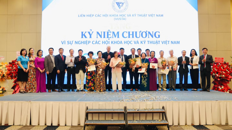 Liên hiệp Các Hội Khoa học và Kỹ thuật Việt Nam trao bằng khen cho VINAFOSA và kỷ niệm chương cho các cá nhân có đóng góp nổi bật 25 năm qua
